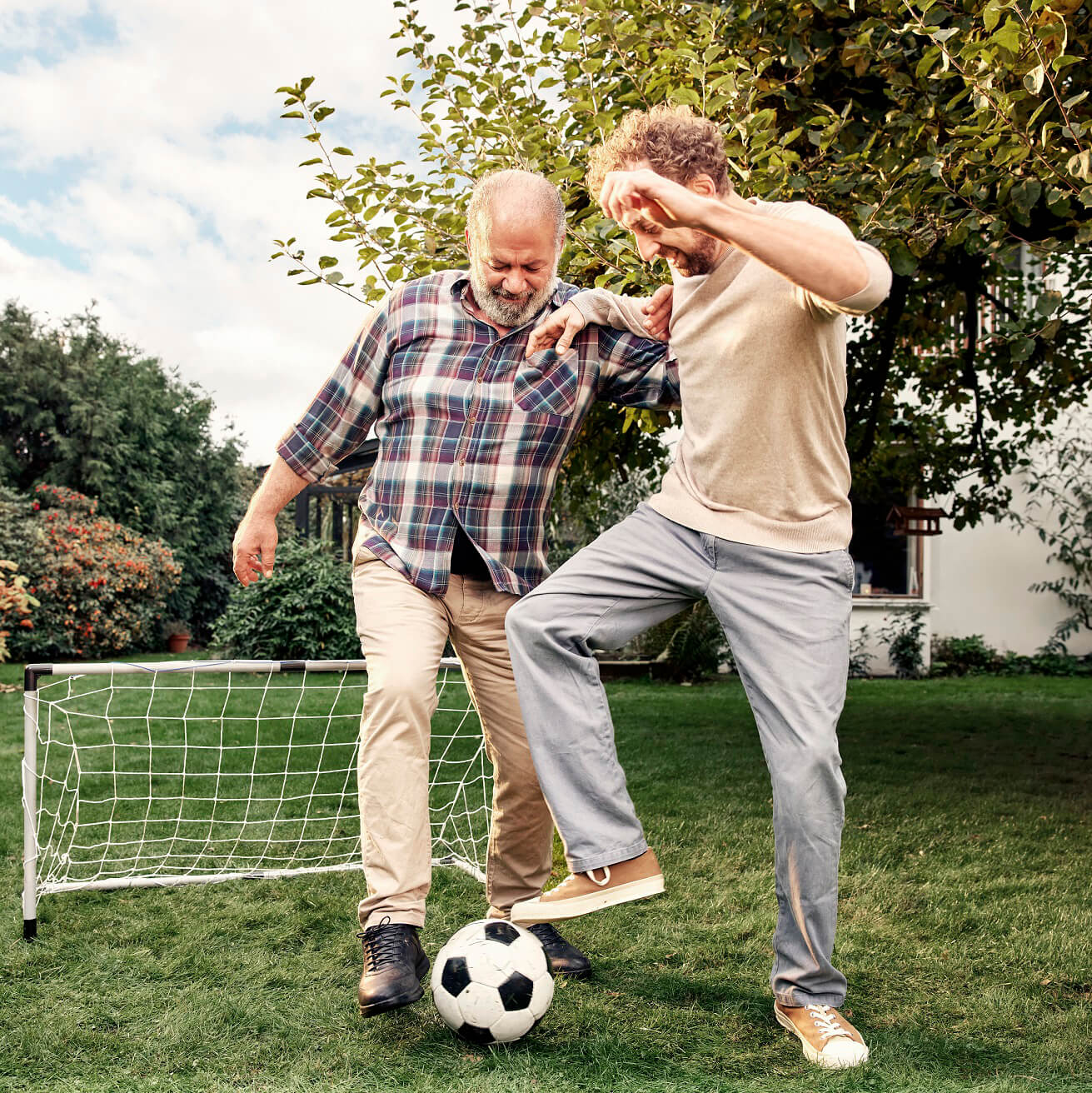 Hommes jouant au football et profitant d'activités de plein air 